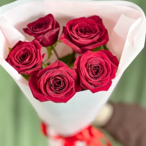 5 красных роз