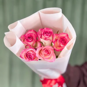 5 розовых роз