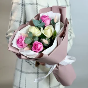 Букет из 5 белых и розовых роз