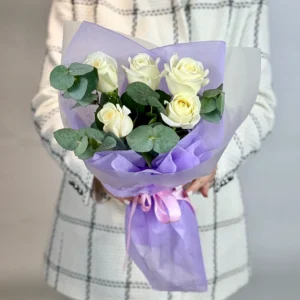 Букет из 5 белых роз