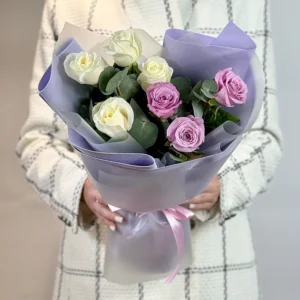 Букет из 7 белых и розовых роз